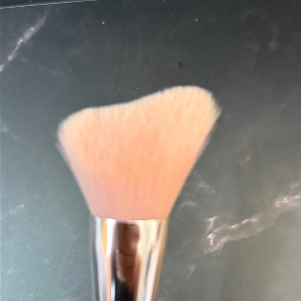 Fenty Beauty by Rihanna  Cheek Hugging Bronzer Brush 190